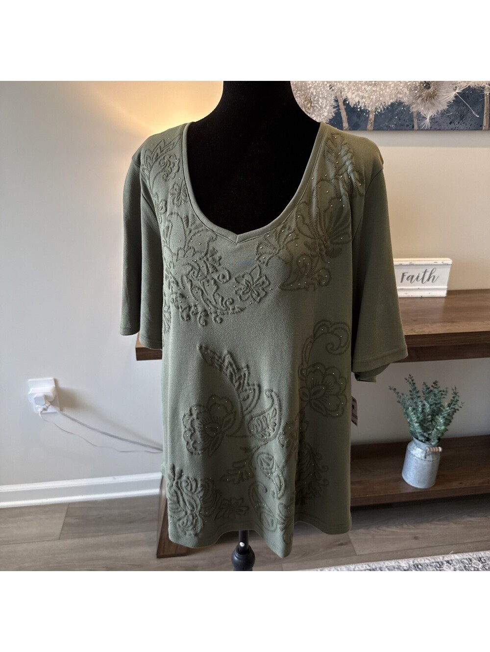Karen Scott Size 1X Short Sleeve Embellished Tee Olive Green